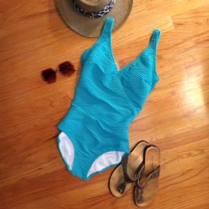 Gottex textured turquoise one piece swimsuit NWT 8